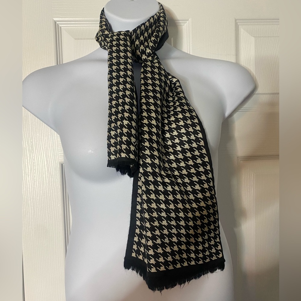 Oscar de la Renta Black & White Houndstooth Scarf – 48" Long